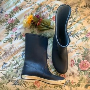 Sorry rain boots. Gently used. Size 7
